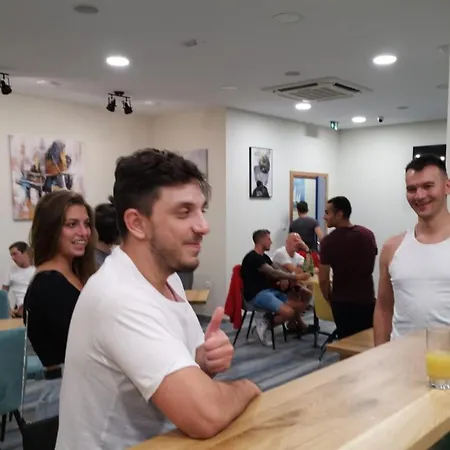 Ai بيت شباب *
